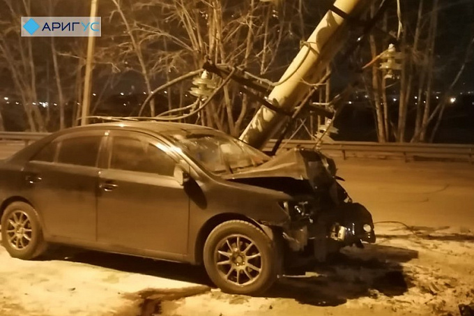 В Улан-Удэ водитель иномарки врезался в электроопору (ФОТО)