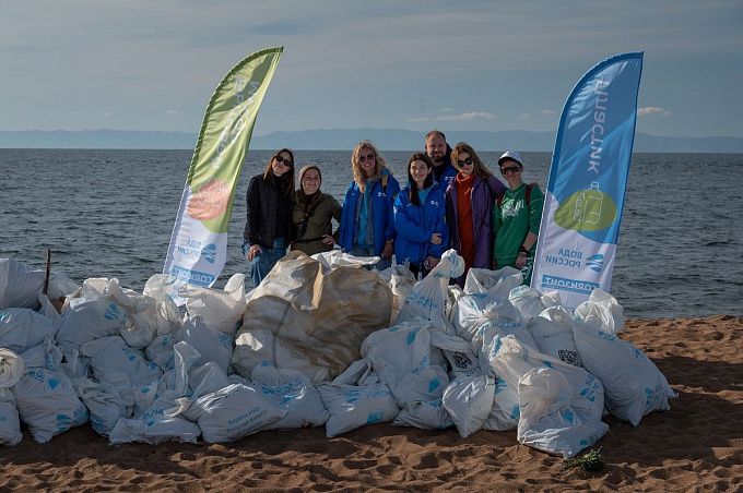 Волонтеры и российские звезды собрали 199 мешков мусора с берега Байкала