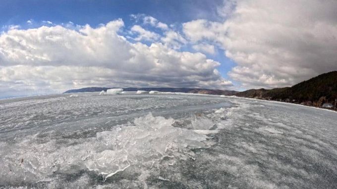 Ледовые трещины фиксируют по всей акватории Байкала