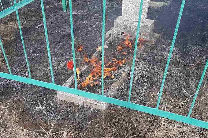 На кладбище в Бурятии огонь повредил больше ста могил