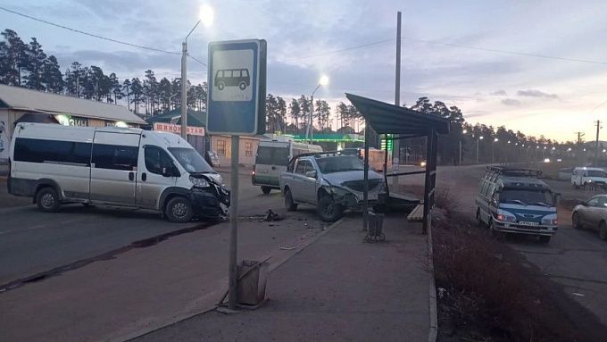 В Улан-Удэ пикап врезался в остановку после ДТП с микриком