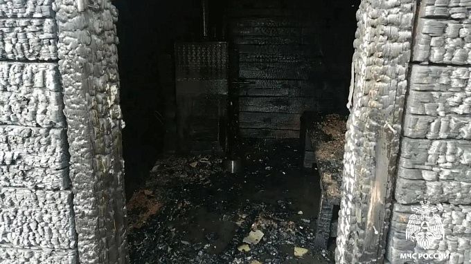 Баня, пристрой и кровля дома горели в районе Бурятии