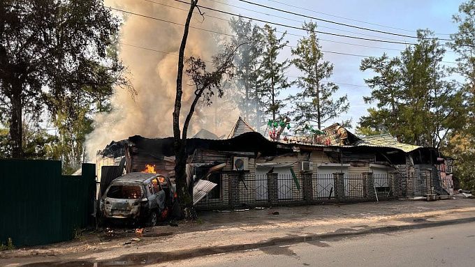 Водитель, устроивший мощный пожар в кафе Бурятии, сбежал с места ДТП