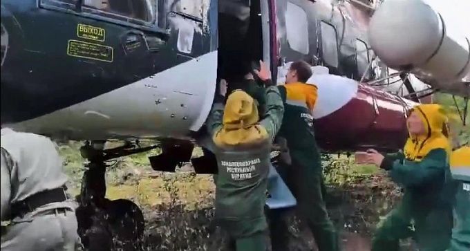 В Бурятии авиация доставила 12 человек в горы для тушения труднодоступного пожара 