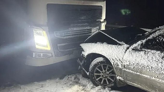 «Камри» врезалась в грузовик в Бурятии
