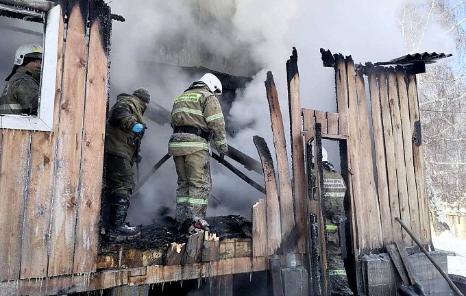 В Бурятии отец спас детей из горящего дома