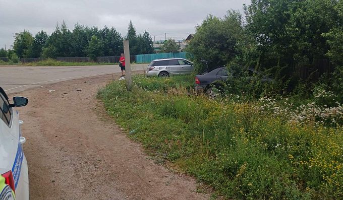Две иномарки столкнулись и вылетели в кювет в Бурятии