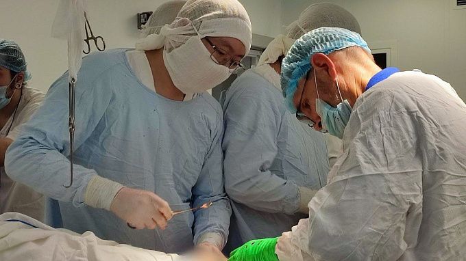 В Улан-Удэ провели операцию подростку, который попал под поезд и лишился ног
