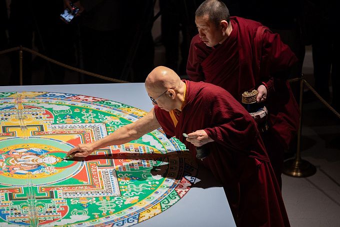 Мандалу, посвященную божеству милосердия, разрушили в Эрмитаже