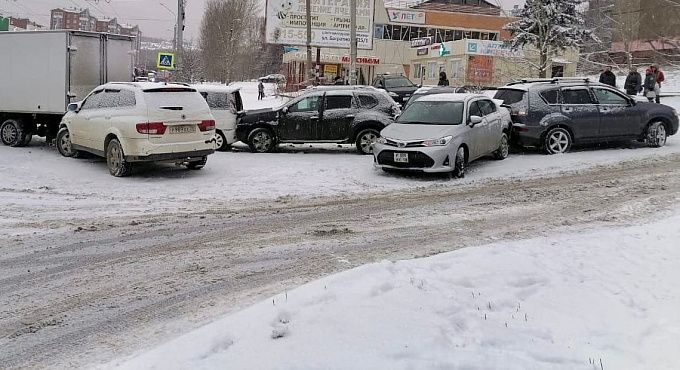 Массовое ДТП произошло в Иркутске. Столкнулись 12 машин