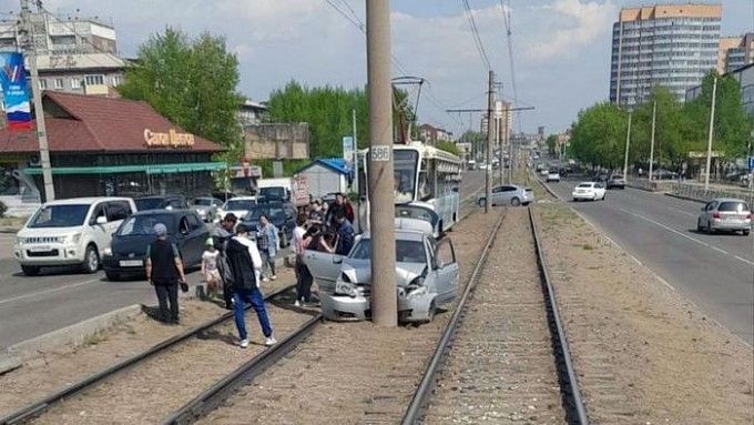 Стали известны подробности казусного ДТП на трамвайных путях в Улан-Удэ