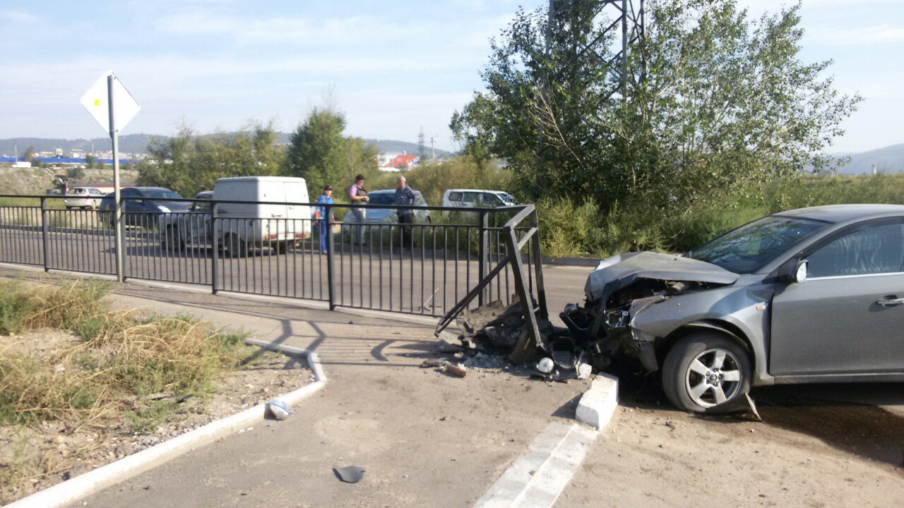 В Улан-Удэ водитель «Шевроле» на большой скорости врезался в Иж (ФОТО)