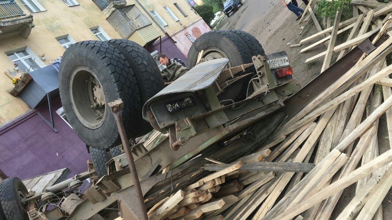 В Улан-Удэ КамАЗ с досками врезался в дом (ФОТО, ВИДЕО)