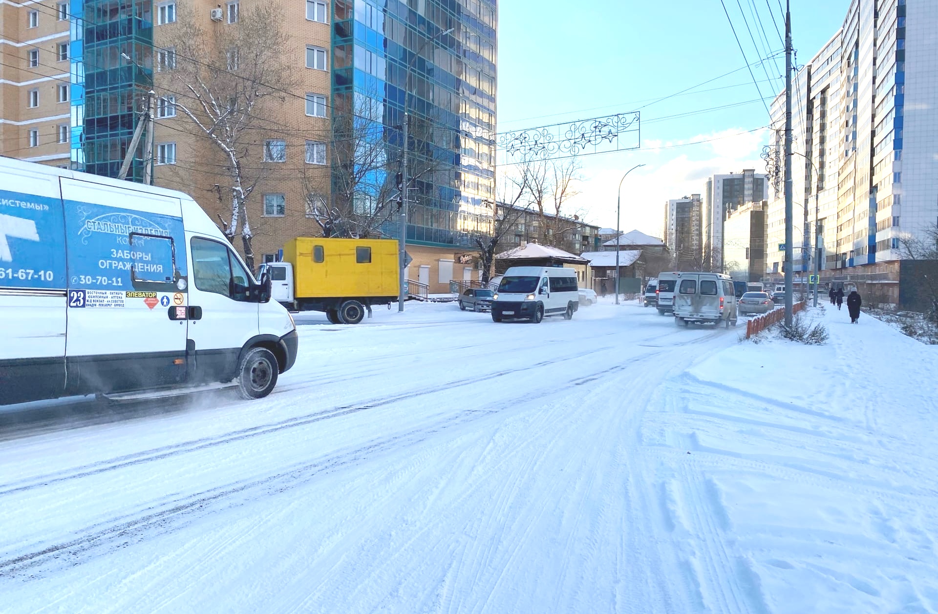 Улан-Удэ завалило снегом. Дороги превратились в каток (ФОТО, ВИДЕО)